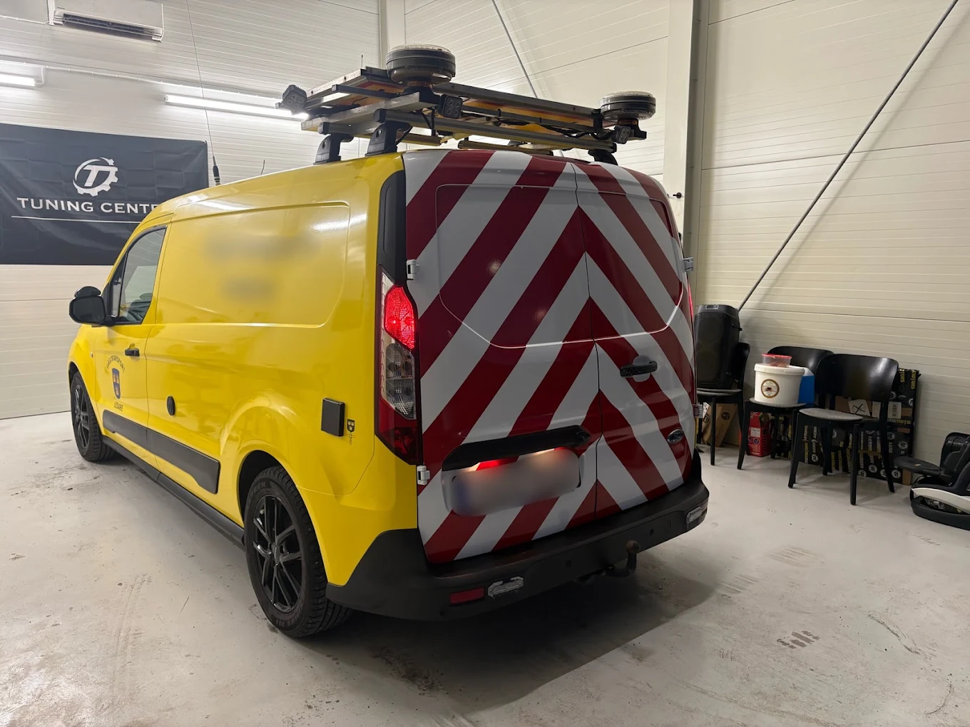 Servicebil inne i Tuning Centers verkstad
